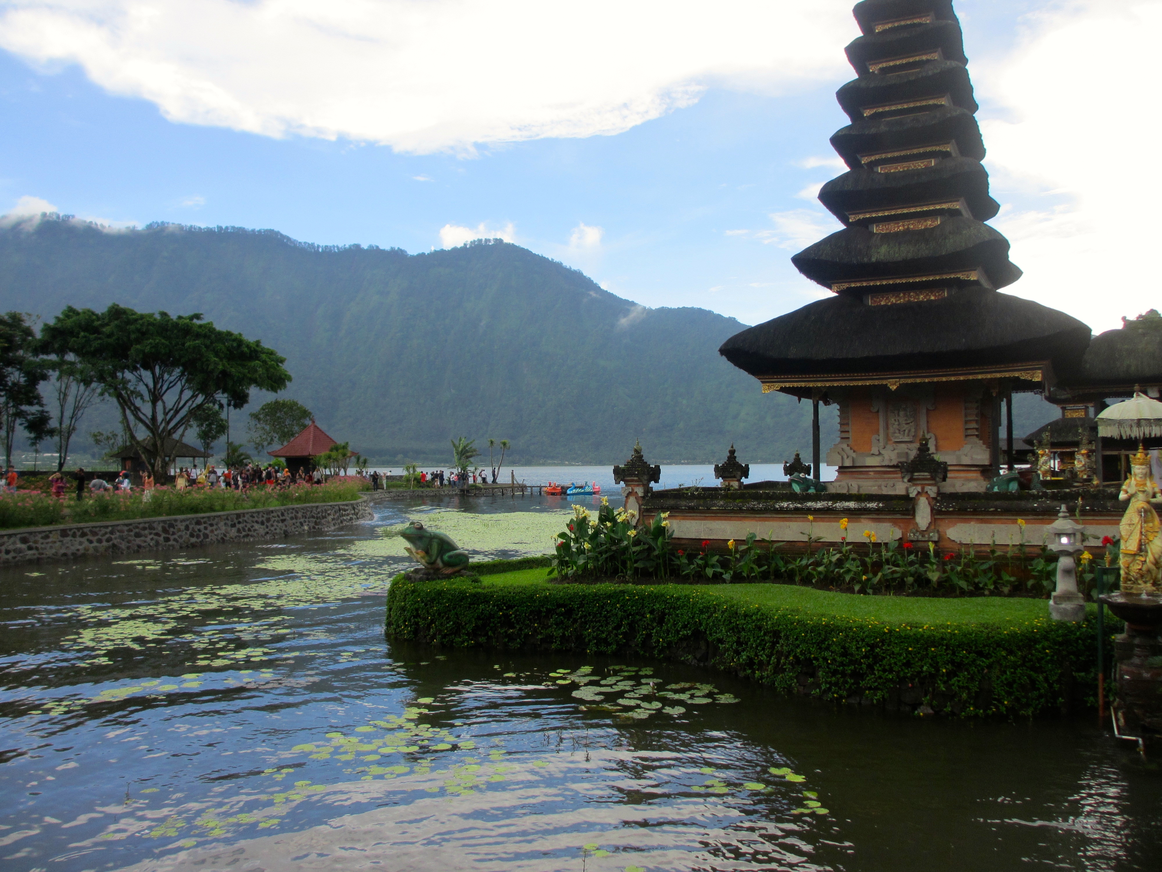  Le  nord de Bali  Pura Ulun Danu Bratan Bali  temple by the 