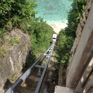 Le petit train qui amène à la plage du Karma Kandara